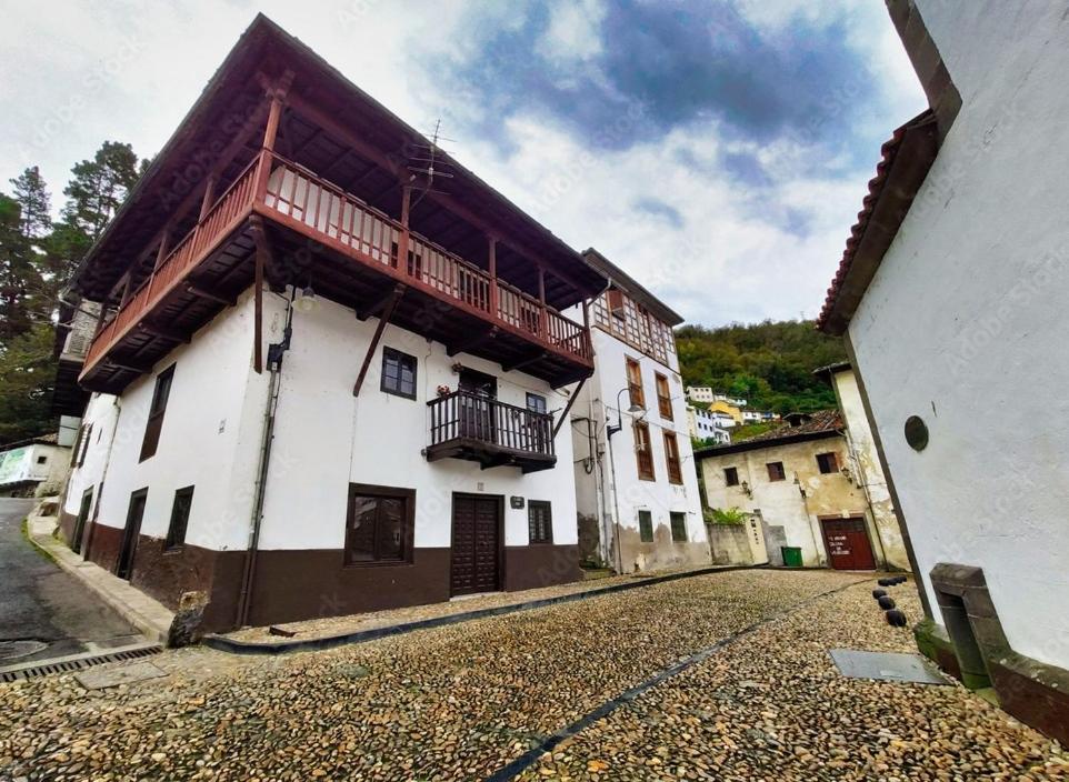 Apartamentos El Cascarin Cangas De Narcea Esterno foto